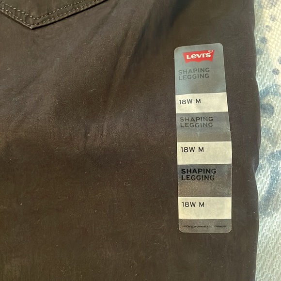 *SOLD* Women’s Levi’s - Picture 2 of 4